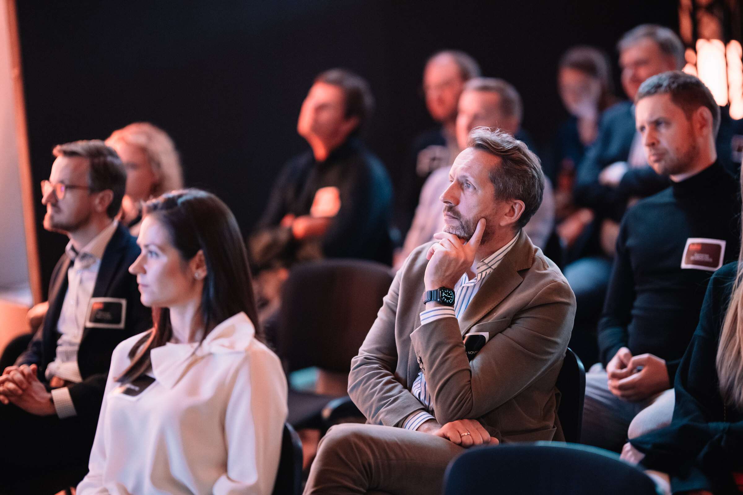 Susikaupę konferencijos dalyviai pirmose eilėse